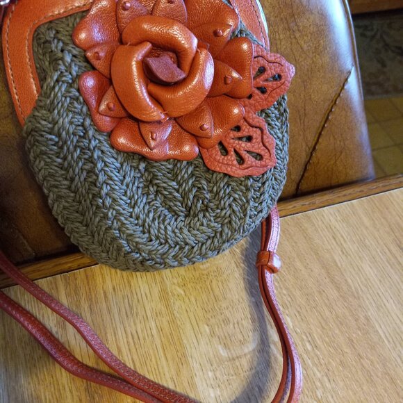 AUTHENTIC Brighton Wicker w Leather Trim & Flower Crossbody Bag Handbag Purse - Picture 2 of 9
